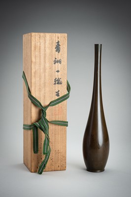 Lot 39 - HATA ZOROKU III: AN IKEBANA BRONZE VASE, TAISHO