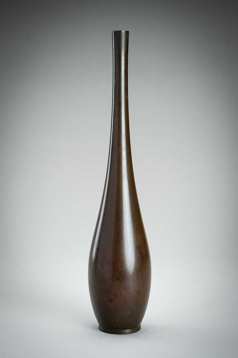 Lot 39 - HATA ZOROKU III: AN IKEBANA BRONZE VASE, TAISHO