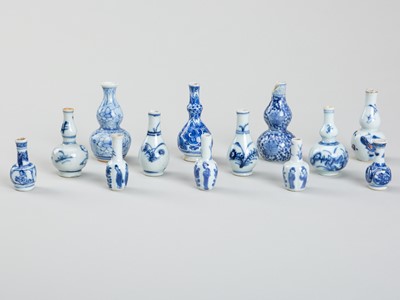 A GROUP OF FOURTEEN SMALL BLUE AND WHITE PORCELAIN VASES, KANGXI PERIOD