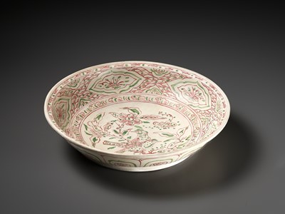 Lot 81 - AN ANNAMESE POLYCHROME 'BIRDS AND BUTTERFLY' DISH, VIETNAM, 15TH-16TH CENTURY