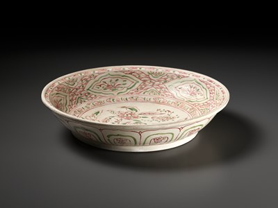 Lot 81 - AN ANNAMESE POLYCHROME 'BIRDS AND BUTTERFLY' DISH, VIETNAM, 15TH-16TH CENTURY