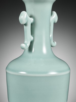 Lot 110 - A RU-TYPE MALLET VASE, YONGZHENG MARK AND PERIOD