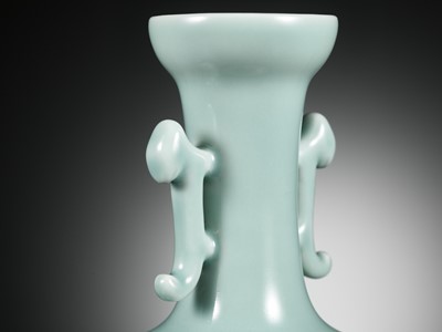 Lot 110 - A RU-TYPE MALLET VASE, YONGZHENG MARK AND PERIOD