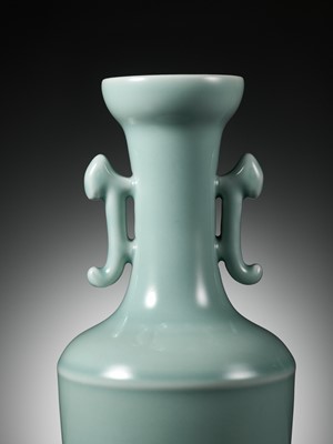Lot 110 - A RU-TYPE MALLET VASE, YONGZHENG MARK AND PERIOD