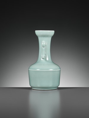 Lot 110 - A RU-TYPE MALLET VASE, YONGZHENG MARK AND PERIOD