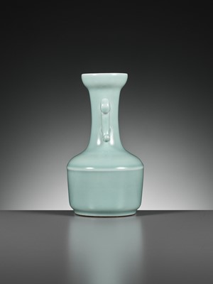 Lot 110 - A RU-TYPE MALLET VASE, YONGZHENG MARK AND PERIOD