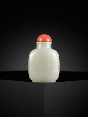 Lot 122 - A WHITE JADE WITH RUSSET SKIN ‘MONKEYS’ SNUFF BOTTLE, CHINA, 1750-1850