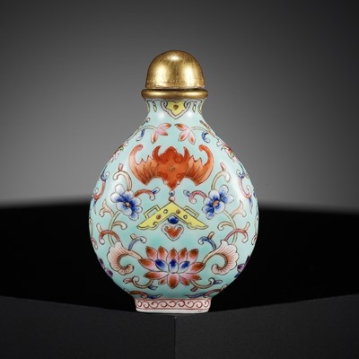 Lot 144 - A FAMILLE ROSE PORCELAIN 'BATS AND CHIMES' SNUFF BOTTLE, LATE QING DYNASTY