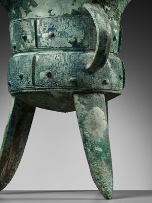 Lot 141 - AN EXCEPTIONALLY LARGE AND MASSIVE BRONZE RITUAL TRIPOD WINE VESSEL, JIA, WITH A CLAN MARK, SHANG DYNASTY