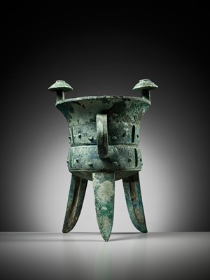 Lot 141 - AN EXCEPTIONALLY LARGE AND MASSIVE BRONZE RITUAL TRIPOD WINE VESSEL, JIA, WITH A CLAN MARK, SHANG DYNASTY