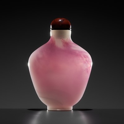 Lot 135 - A PINK AND WHITE SANDWICHED GLASS SNUFF BOTTLE, CHINA, 1730-1820