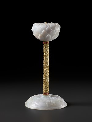 Lot 34 - AN IMPERIAL JADE, GILT-BRONZE, AND RUBY-INLAID ‘LOTUS AND BATS’ HAT STAND, QIANLONG PERIOD
