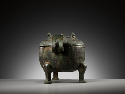 Lot 143 - A LARGE INSCRIBED BRONZE RITUAL FOOD VESSEL AND COVER, DING, SPRING AND AUTUMN PERIOD