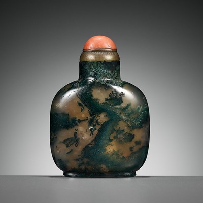 Lot 128 - A DENDRITIC ‘MOSS’ AGATE SNUFF BOTTLE, MID-QING DYNASTY