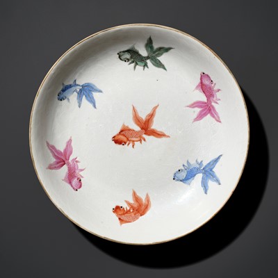 Lot 293 - A FAMILLE-ROSE ENAMELED ‘CELESTIAL EYE GOLDFISH’ SGRAFFIATO DISH, REPUBLIC PERIOD