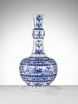Lot 89 - A BLUE AND WHITE ‘GARLIC NECK’ BOTTLE VASE, TRANSITIONAL PERIOD
