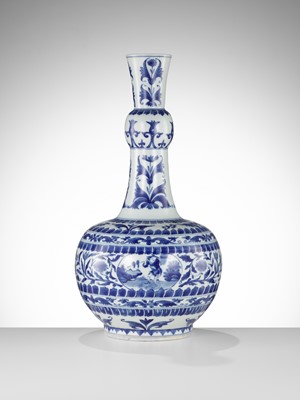 Lot 89 - A BLUE AND WHITE ‘GARLIC NECK’ BOTTLE VASE, TRANSITIONAL PERIOD