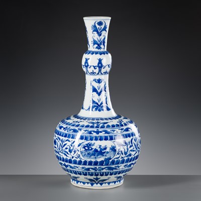 Lot 181 - A BLUE AND WHITE ‘GARLIC NECK’ BOTTLE VASE, TRANSITIONAL PERIOD