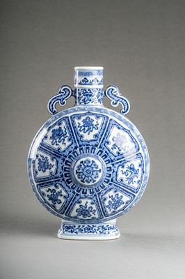 Lot 355 - A BLUE AND WHITE ‘BAJIXIANG’ PORCELAIN MOONFLASK VASE