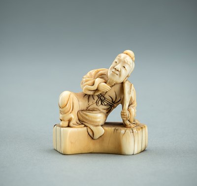 Lot 606 - AN EARLY IVORY NETSUKE OF A SAGE, 18th CENTURY