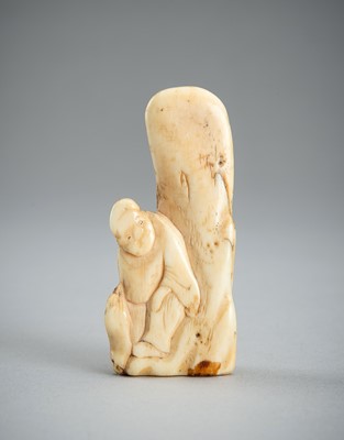 Lot 609 - AN IVORY NETSUKE OF A MAN RESTING ON A ROCK, EDO PERIOD