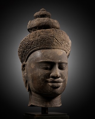 Lot 265 - A LARGE SANDSTONE HEAD OF VISHNU, ANGKOR PERIOD, PRE RUP STYLE