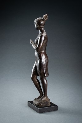 Lot 5 - KATSUZO ENTSUBA: A MODERNIST BRONZE SCULPTURE OF A YOUNG GIRL