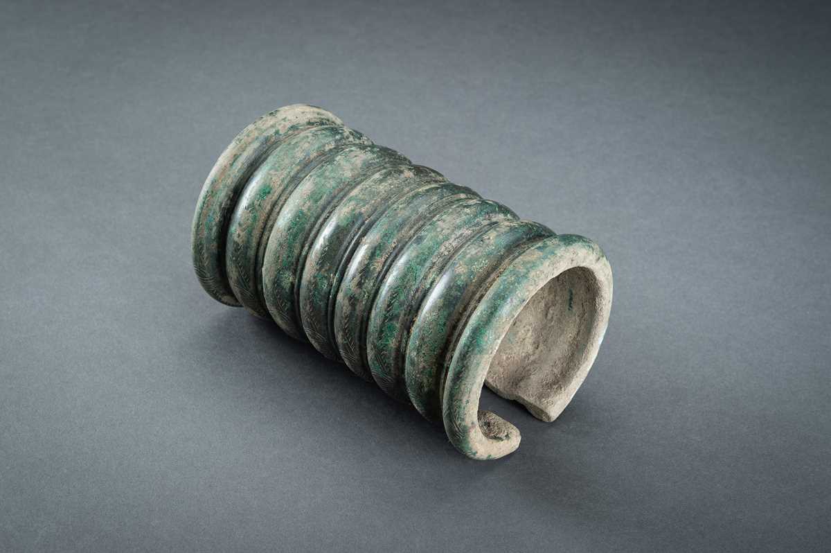 Lot 590 - A BRONZE BRACELET, DONG SON