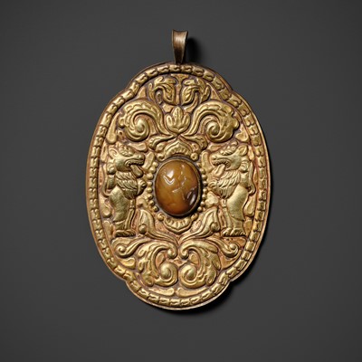 Lot 303 - A GOLD REPOUSSÉ ‘LION’ PENDANT, WITH AN AGATE INTAGLIO OF THE DANCING SHIVA, CHAM PERIOD