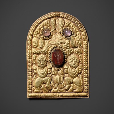 Lot 302 - A GOLD REPOUSSÉ ‘LION’ PENDANT, WITH AN AGATE INTAGLIO OF A HINDU GODDESS, CHAM PERIOD