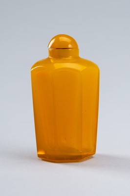 A FACETED YELLOW GLASS SNUFF BOTTLE