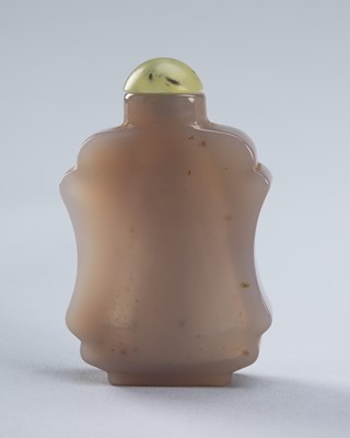 A FACETTED AGATE SNUFF BOTTLE, c. 1920s