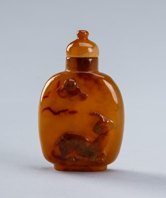 A CARVED AGATE ‘RECUMBENT RAM’ SNUFF BOTTLE, c. 1900s