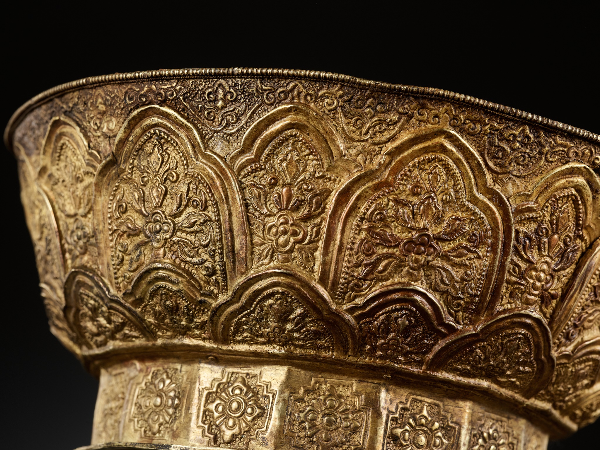 Lot 210 - AN IMPORTANT SILVER-INLAID GOLD REPOUSSÉ
