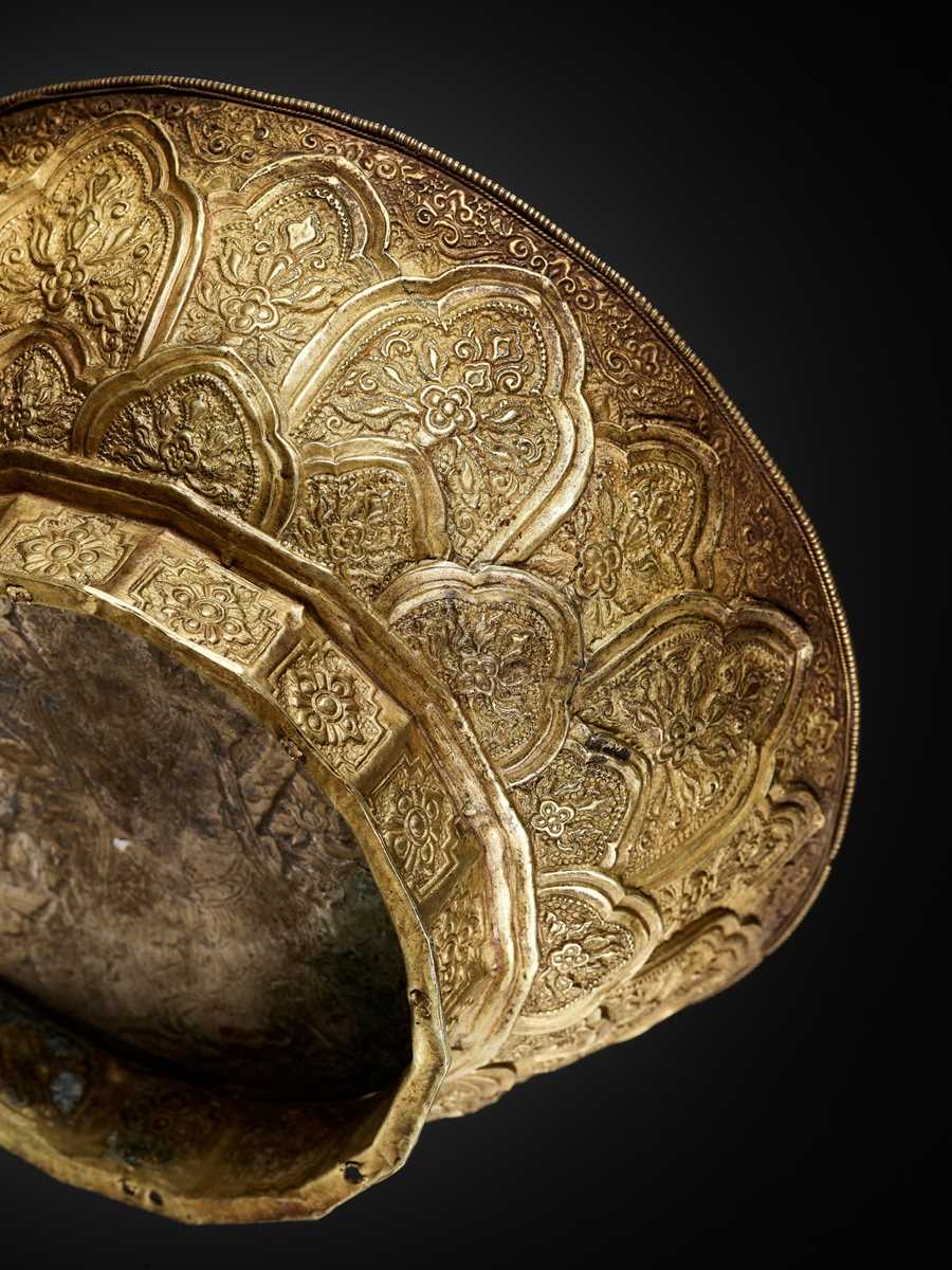 Lot 210 - AN IMPORTANT SILVER-INLAID GOLD REPOUSSÉ