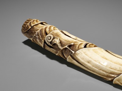 Lot 296 - A FINE ANTLER KISERUZUTSU WITH BASHO LEAVES AND SNAIL