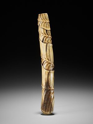 Lot 296 - A FINE ANTLER KISERUZUTSU WITH BASHO LEAVES AND SNAIL