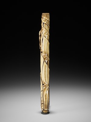 Lot 296 - A FINE ANTLER KISERUZUTSU WITH BASHO LEAVES AND SNAIL