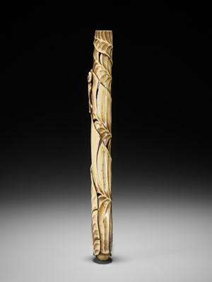 Lot 296 - A FINE ANTLER KISERUZUTSU WITH BASHO LEAVES AND SNAIL