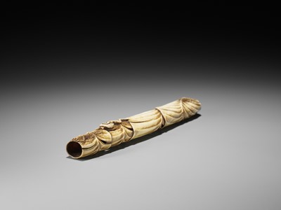 Lot 296 - A FINE ANTLER KISERUZUTSU WITH BASHO LEAVES AND SNAIL