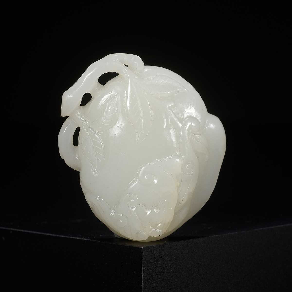 Lot 334 - A FINE WHITE JADE ‘PEACH AND BAT’ PENDANT, QIANLONG PERIOD