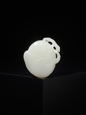 Lot 334 - A FINE WHITE JADE ‘PEACH AND BAT’ PENDANT, QIANLONG PERIOD