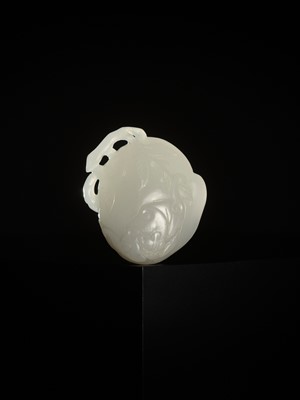 Lot 334 - A FINE WHITE JADE ‘PEACH AND BAT’ PENDANT, QIANLONG PERIOD