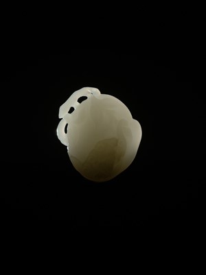 Lot 334 - A FINE WHITE JADE ‘PEACH AND BAT’ PENDANT, QIANLONG PERIOD