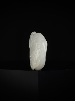 Lot 334 - A FINE WHITE JADE ‘PEACH AND BAT’ PENDANT, QIANLONG PERIOD