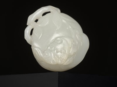 Lot 334 - A FINE WHITE JADE ‘PEACH AND BAT’ PENDANT, QIANLONG PERIOD