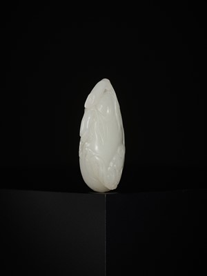 Lot 334 - A FINE WHITE JADE ‘PEACH AND BAT’ PENDANT, QIANLONG PERIOD