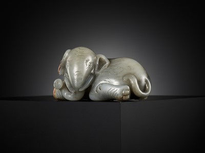 Lot 26 - A GRAY AND RUSSET JADE FIGURE OF A RECUMBENT ELEPHANT, LATE MING TO MID-QING DYNASTY