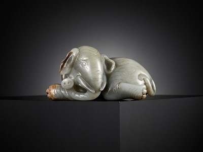 Lot 26 - A GRAY AND RUSSET JADE FIGURE OF A RECUMBENT ELEPHANT, LATE MING TO MID-QING DYNASTY