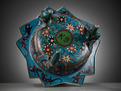 Lot 352 - A CLOISONNÉ ENAMEL ‘ELEPHANT’ TRIPOD BRAZIER AND COVER, QING DYNASTY